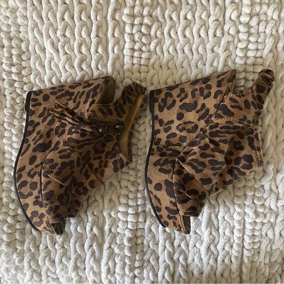 3/$35 ✨ CATO Leopard print wedges - Picture 4 of 9